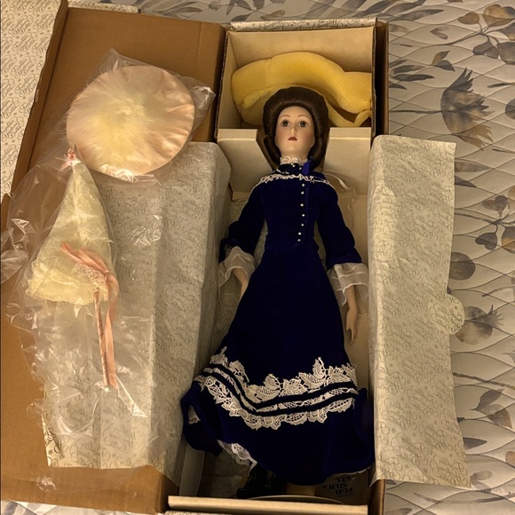 Beautiful vintage with certificate of authenticity Franklin Heirloom doll! - Picture 1 of 12